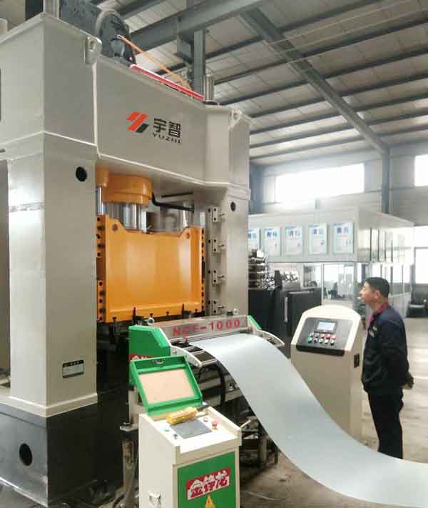 315噸框架式液壓機(jī)客戶現(xiàn)場圖